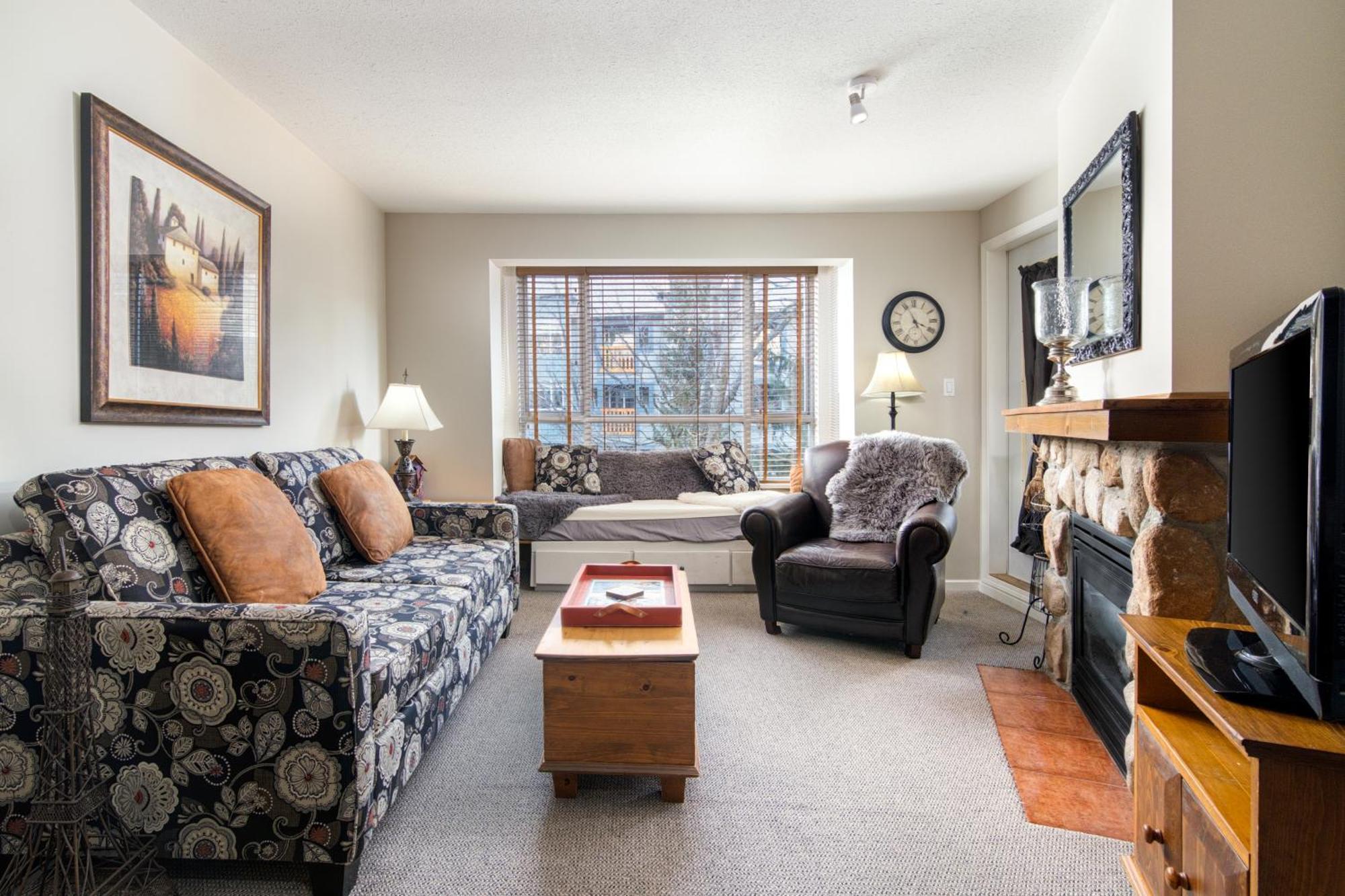 Town Plaza Suites By Golden Dreams Whistler Exteriér fotografie
