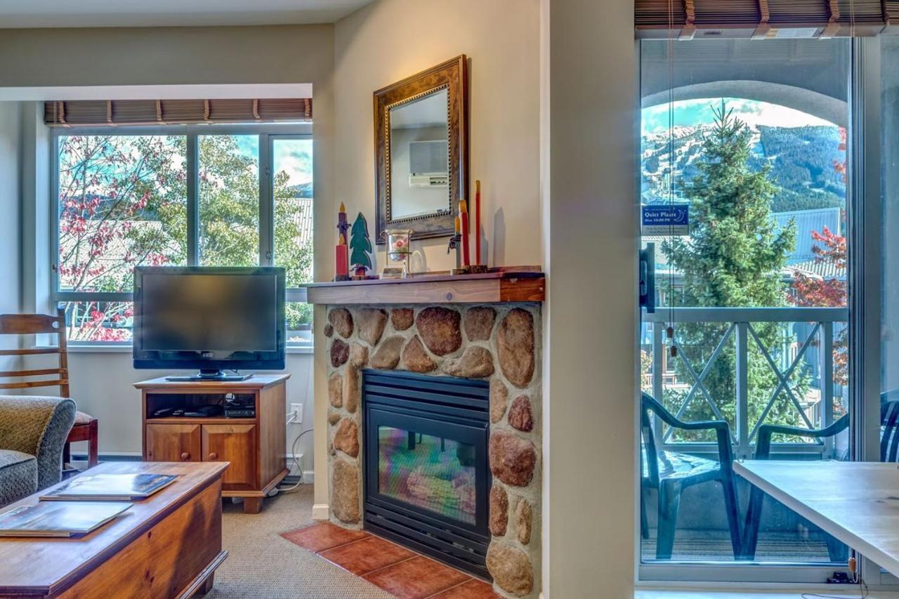 Town Plaza Suites By Golden Dreams Whistler Exteriér fotografie